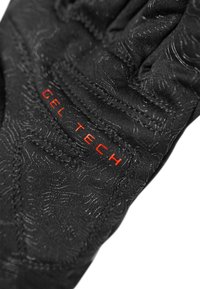 Schwarze Handschuhe mit einem strukturierten Design und glatten Akzenten in Wellenmuster. "GEL TECH" ist in leuchtendem Rot deutlich gestickt.