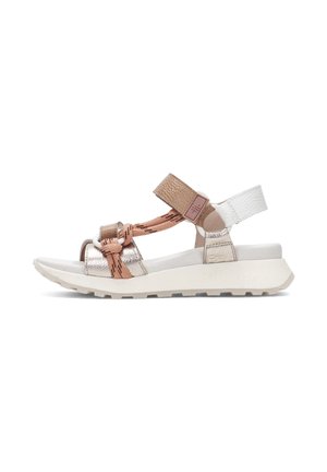 Sandalia de punta abierta con tiras metálicas en rosa dorado y blanco, detalles de cuerda beige, correa ajustable en el tobillo y suela gruesa en blanco roto.