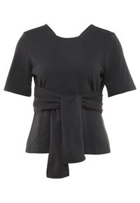 Haut noir à manches courtes avec une large ceinture en tissu attachée, nouée en un nœud lâche à la taille.