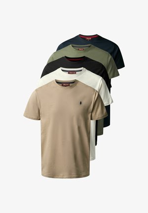 Öt egyszínű, környakas póló bézs, fehér, fekete, olívazöld és tengerészkék színekben, egymásra halmozva, fehér háttéren.