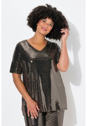 Top en sequins noir et doré avec un décolleté en V et des manches courtes ; présente une coupe ample et une texture brillante tout au long.