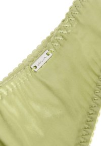 Vihreä satiininen lingerie, jossa on aaltoilevat reunat, koristeellinen tikkaus ja pieni metallitag, jossa lukee "ella m."