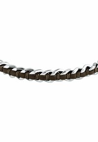 Bracciale intrecciato in pelle marrone scuro, con elementi in metallo argento lucido, texture liscia e forme alternate.
