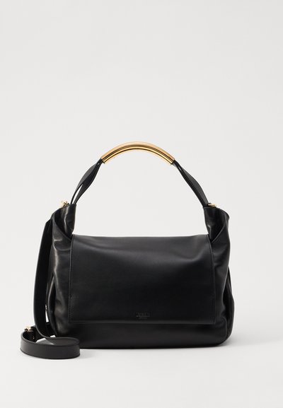 Sac à main en cuir noir avec une texture lisse, une anse métallique courbée, une bandoulière et un design minimaliste ; présente un petit logo en relief.