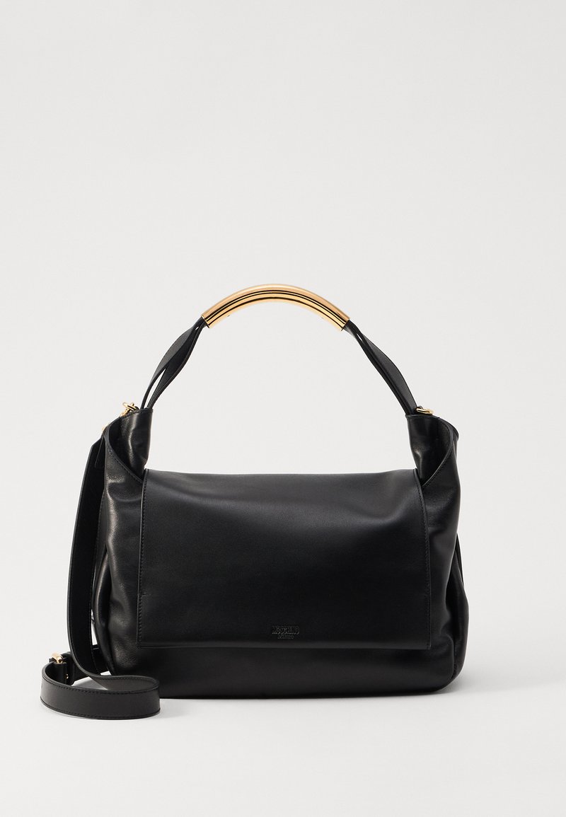 Schwarze Lederhandtasche mit glatter Textur, gebogenem metallischem Griff, Schulterriemen und minimalistischem Design; verfügt über ein kleines, eingeprägtes Logo.