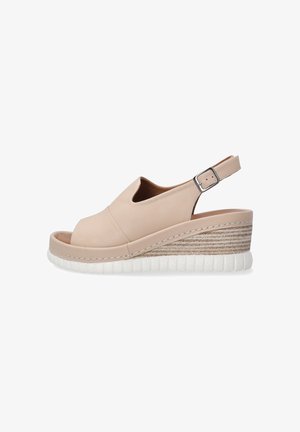 Sandale compensée en cuir beige avec bout ouvert, bride arrière et semelle intermédiaire tissée texturée. Comprend une semelle extérieure en caoutchouc blanc et des détails de couture.