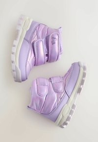 Lila synthetische Stiefel mit glänzender Oberfläche, ausgestattet mit zwei breiten Klettverschlüssen, gepolstertem Kragen und strukturiertem Gummisohle.