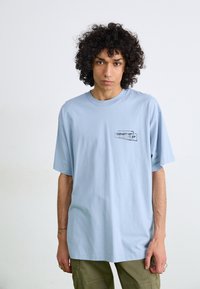 Carhartt WIP STAMP - Triko s potiskem - misty sky/black