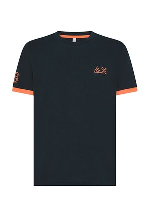 Maglietta nera a maniche corte, con accenti arancioni a contrasto su polsini e colletto, dotata di un piccolo design logo arancione sul petto.