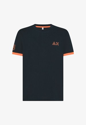 Maglietta nera a maniche corte, con accenti arancioni a contrasto su polsini e colletto, dotata di un piccolo design logo arancione sul petto.