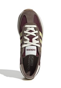 Atletisk sko med överdel i bordeaux syntetmaterial och mocka, krämfärgade snören och tre krämfärgade ränder. Utrustad med Cloudfoam Comfort innersula och gummiyttersula.