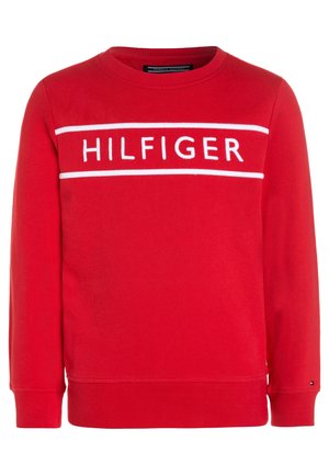 Rød crewneck sweatshirt med hvid "HILFIGER" tekst indrammet af to vandrette hvide linjer på tværs af brystet, ribstrikkede manchetter og kant.