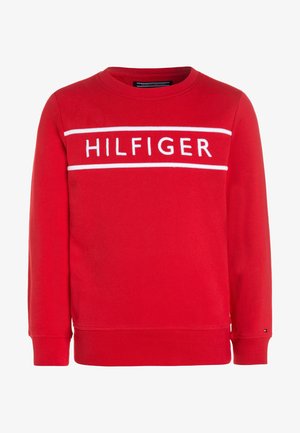 Rotes Sweatshirt mit Rundhalsausschnitt und weißem "HILFIGER"-Schriftzug, eingerahmt von zwei horizontalen weißen Linien über der Brust, mit gerippten Bündchen und Saum.