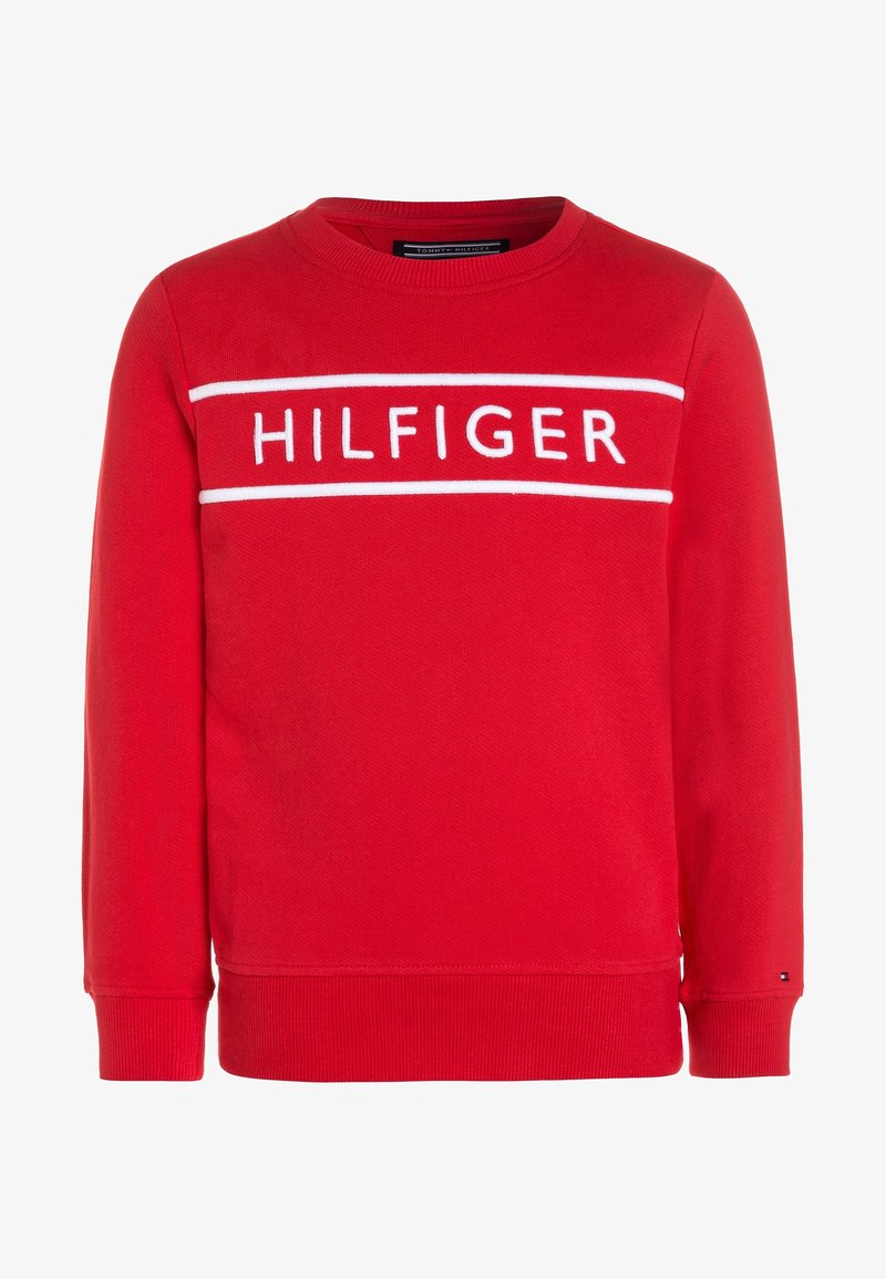 Sweat-shirt rouge col rond avec texte blanc "HILFIGER" encadré par deux lignes blanches horizontales sur la poitrine, poignets et ourlet côtelés.