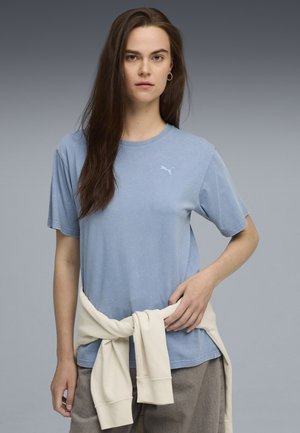 Lichtblauw casual T-shirt van zachte katoen, met een ronde hals en korte mouwen, voorzien van een klein wit logo op de linkerkant van de borst.