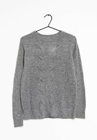 Maglione grigio lavorato a maglia a maniche lunghe con collo a giro, caratterizzato da un sottile motivo a zig-zag in pizzo, appeso a una gruccia nera su uno sfondo bianco.