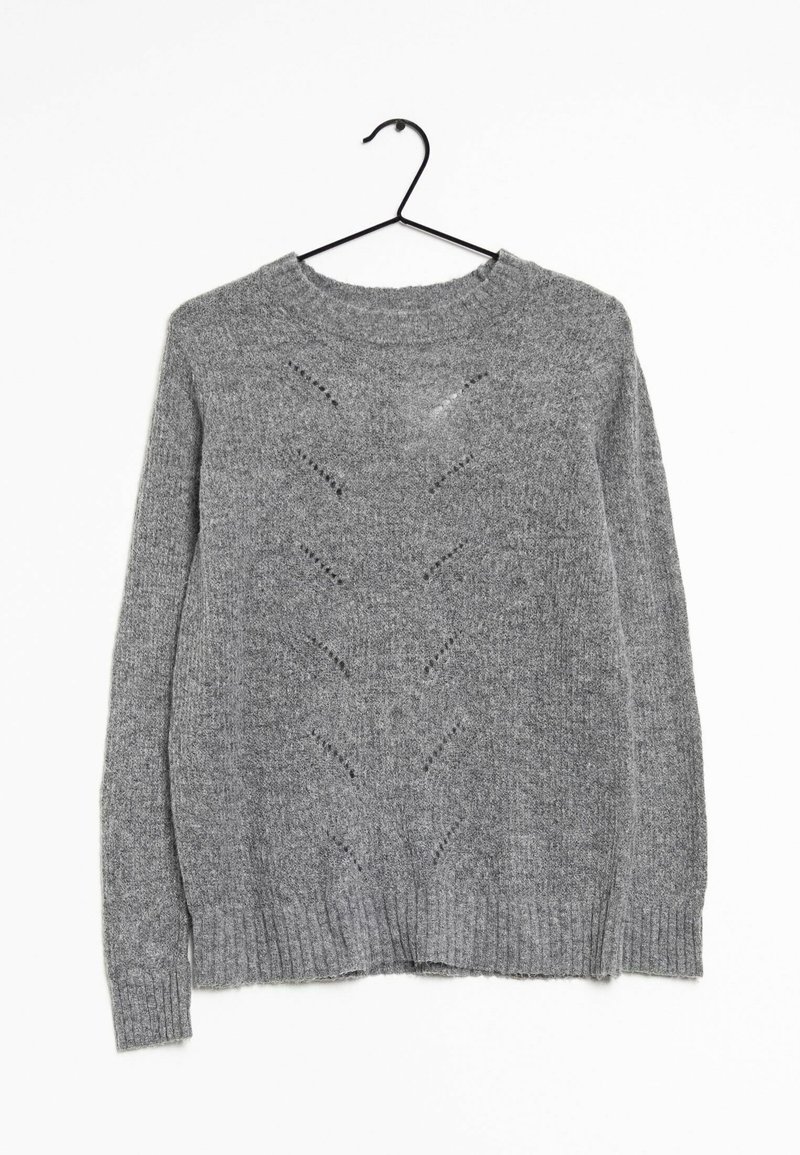 Maglione grigio lavorato a maglia a maniche lunghe con collo a giro, caratterizzato da un sottile motivo a zig-zag in pizzo, appeso a una gruccia nera su uno sfondo bianco.