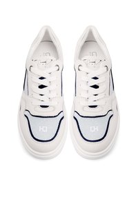 Sneaker bianche con tomaia in pelle liscia, dettagli in blu navy e pannelli in mesh riflettente. Caratterizzate da lacci rotondi e linguette imbottite per un comfort ottimale.