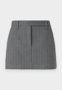 Jupe grise à rayures, coupe ajustée, avec des rayures bleu clair, passants de ceinture et un pli frontal. Fabriquée dans un tissu texturé. Longueur courte.