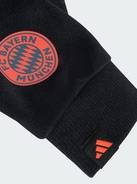 Schwarze Sportbekleidungsärmel mit einem roten, runden FC Bayern München-Logo und einem roten Dreistreifenakzent am Bündchen. Weicher, strukturiertes Material.