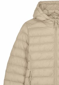 Veste matelassée beige avec capuche, dotée d'un design matelassé, d'une fermeture éclair avant et de poches latérales. Texture lisse et matériau léger.