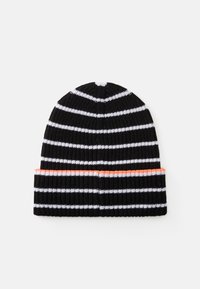 Beanie lavorato a maglia di colore nero con strisce bianche, con una fascia di accento arancione. Struttura con texture a coste in tutto il prodotto.
