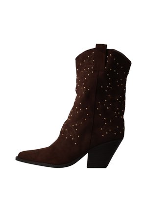 Botte de cowboy en daim brun foncé avec un bout pointu, un talon bloc, une languette de tirage et de petits clous métalliques formant des motifs d’étoiles sur la tige.