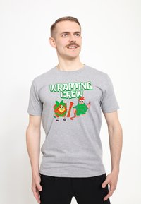 Szara bawełniana koszulka z krótkim rękawem z żywym nadrukiem "WRAPPING CREW" przedstawiającym kolorowe postacie z kreskówek w festiwalowych strojach. Okругły dekolt.