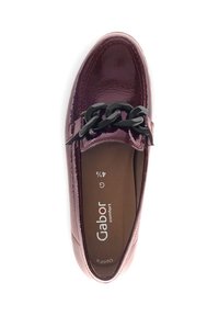 Bordeaux patenten leren mocassin met een zwarte kettingaccent. Heeft een ronde neus, gestikte details en comfortabele zolen.