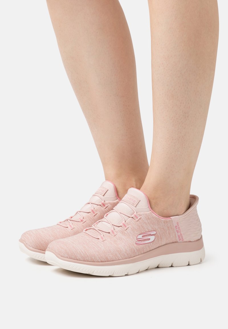 Scarpe da ginnastica rosa chiaro con tomaia in tessuto testurizzato, suola flessibile e branding discreto. Design con lacci e colletto imbottito per il comfort.