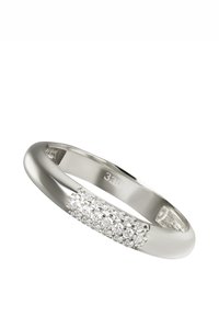 Bague en or blanc avec une bande lisse sur laquelle sont incrustées plusieurs petites pierres précieuses claires à l'avant pour plus de détails.