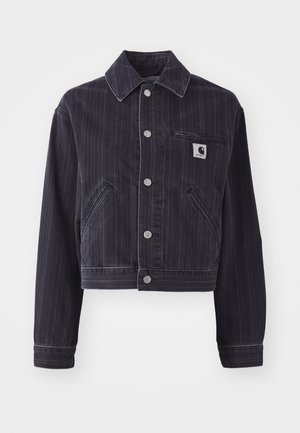 Veste en denim foncé avec des rayures verticales, design court, col à pointes, fermeture à boutons sur le devant et poche poitrine avec écusson logo.