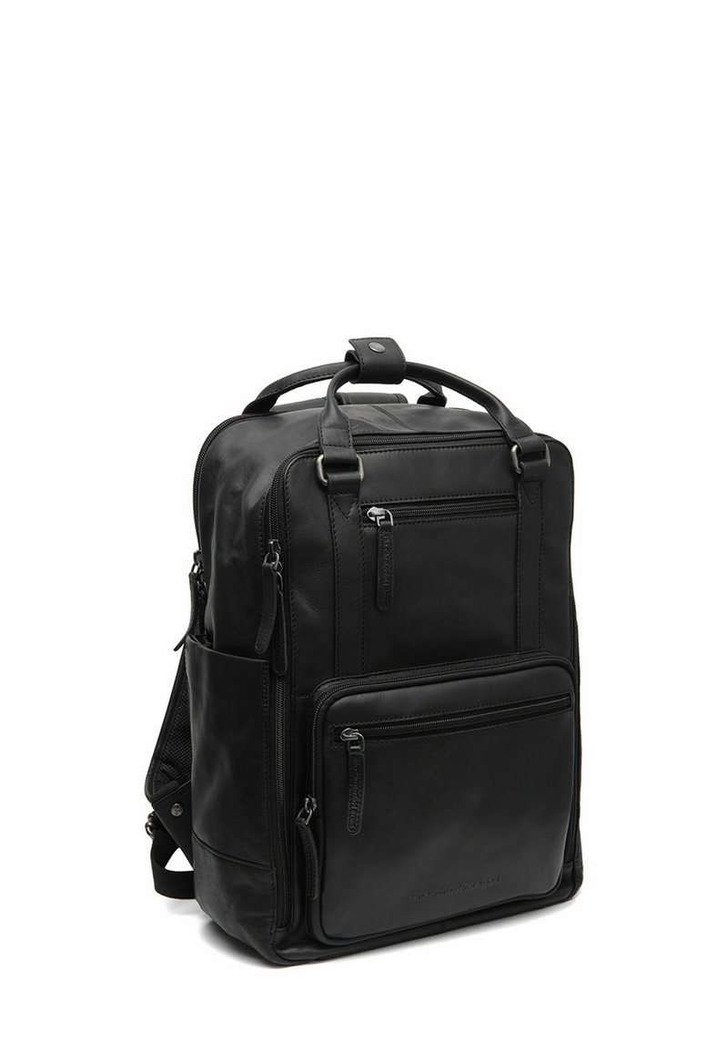 Mochila de cuero negro con múltiples bolsillos con cremallera, correas de hombro acolchadas y un asa superior. Textura suave y diseño elegante.