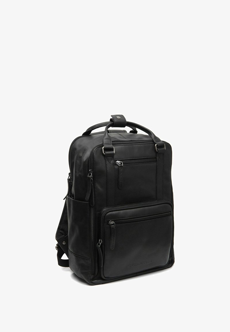 Mochila de cuero negro con múltiples bolsillos con cremallera, correas de hombro acolchadas y un asa superior. Textura suave y diseño elegante.