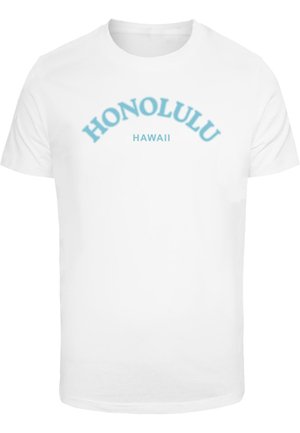 Biela bavlnená tričko s modrým zakriveným textom, ktorý znie "HONOLULU" a "HAWAII" nižšie. Hladká textúra, klasický strih, krátke rukávy.