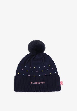 Bonnet en maille bleu marine avec un pompon duveteux, de petites clous multicolores, et "BILLIEBLUSH" brodé sur le revers.
