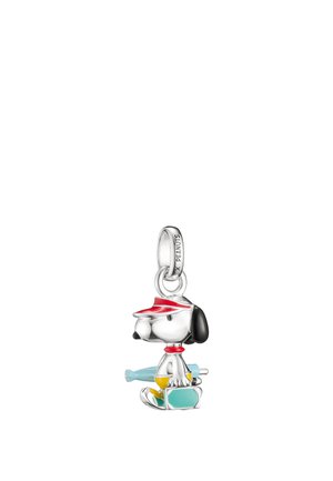 Silberner Anhänger von Snoopy mit roter Kappe und gelber Shorts, der ein blaues Surfbrett und einen türkisfarbenen Koffer hält.