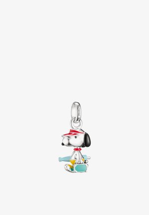 Silberner Anhänger von Snoopy mit roter Kappe und gelber Shorts, der ein blaues Surfbrett und einen türkisfarbenen Koffer hält.