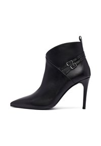 Schwarze Leder-Ankle-Boots mit spitzem Schuhteil, hohem Stiletto-Absatz und doppelten Schnallenakzenten an der Wade. Glatte Textur, elegantes Design.