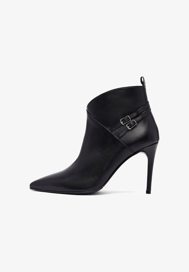 Schwarze Leder-Ankle-Boots mit spitzem Schuhteil, hohem Stiletto-Absatz und doppelten Schnallenakzenten an der Wade. Glatte Textur, elegantes Design.
