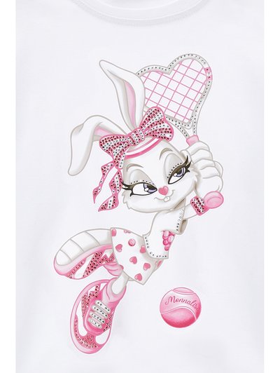 Grafikk av en kaninfigur i rosa og hvitt, iført en kjole med hjerte mønstre, som holder et tennisrackett, pyntet med rhinestener.