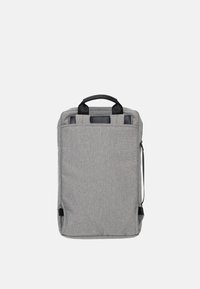 Zaino in tessuto grigio con accenti neri, forma rettangolare, maniglia superiore e tracolla laterale. Presenta un design minimalista e una texture liscia.