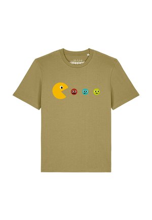 Olivgrünes T-Shirt mit einer gelben Pac-Man-Figur, die drei bunte runde Gesichter mit unterschiedlichen Emotionen über die Brust jagt.