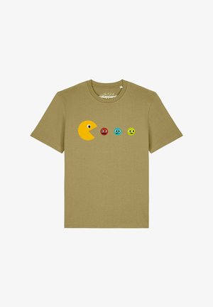 Olivgrünes T-Shirt mit einer gelben Pac-Man-Figur, die drei bunte runde Gesichter mit unterschiedlichen Emotionen über die Brust jagt.
