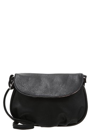 Mała czarna skórzana torba na ramię z zaokrągloną klapką i regulowanym paskiem na białym tle.