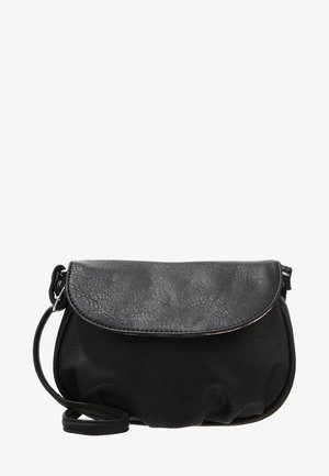 Mała czarna skórzana torba na ramię z zaokrągloną klapką i regulowanym paskiem na białym tle.