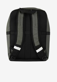 Zaino con spallacci imbottiti in rete e un corpo verde scuro solido. Presenta spallacci regolabili neri e dettagli hardware bianchi.