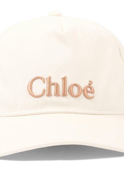 Cappellino da baseball color crema con visiera curva, con la scritta "Chloé" ricamata in filo marrone chiaro sul pannello frontale.