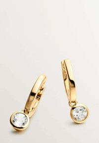 Los pendientes de aro en tono dorado cuentan con una piedra preciosa redonda y clara que cuelga de cada uno, con un acabado pulido y bordes suaves y redondeados.