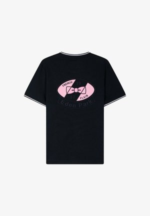 T-shirt noir avec bordure blanche aux manches et au col, arborant un logo ovale rose et noir avec un nœud papillon et le texte « French Flair Eden Park » au dos.
